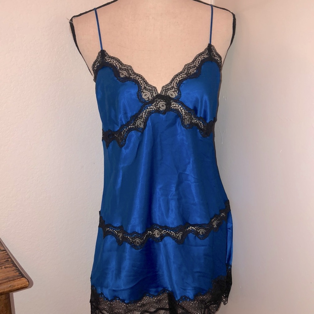 LIKE NEW Victoria’s Secret Blue Slip w Black Lace Trim Sz Large